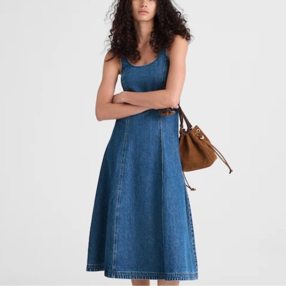 Madewell Dresses & Skirts - Madewell camby wash Denim Scoopneck Midi Dress